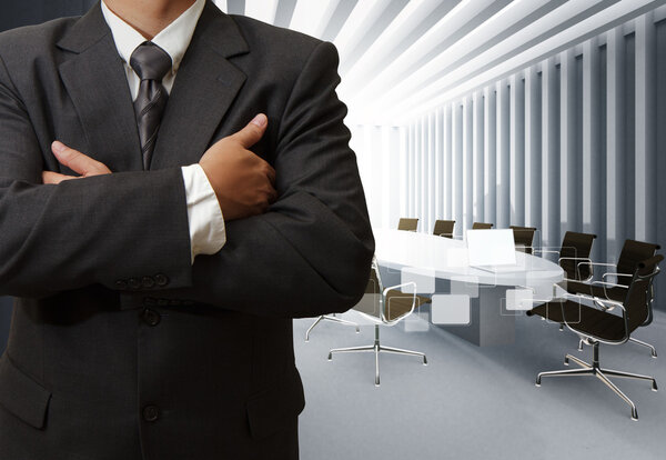 успех деловых людей и комната для совещаний
