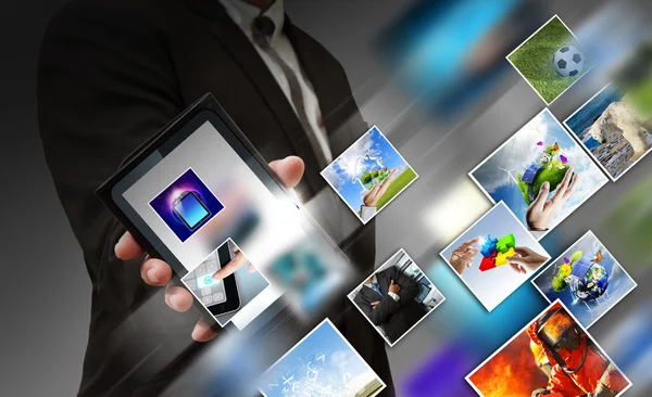 Mano de negocios muestra la pantalla táctil del teléfono móvil con streaming ima —  Fotos de Stock