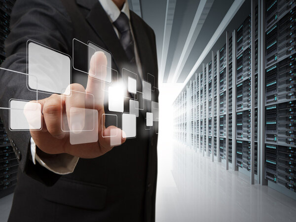 бизнесмен указывает виртуальные кнопки в серверной
