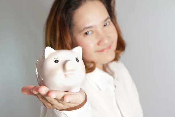 Lächelnde Frau mit Sparschwein in der Hand — Stockfoto
