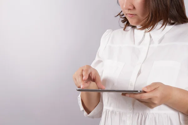태블릿 컴퓨터를 가진 여자 — 스톡 사진
