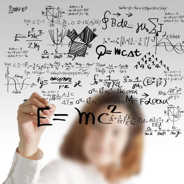 Femmes dessine maths et formule scientifique — Photo