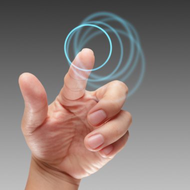 Erkek el dokunmatik ekran arayüzü üzerinde çalışma