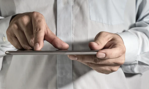디지털 태블릿에 노력 하는 비즈니스 남자 손 — 스톡 사진