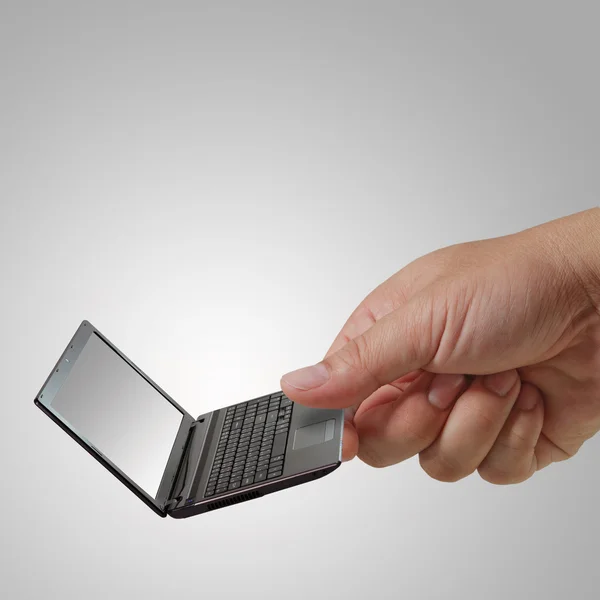 Hand plockar laptop — Stockfoto