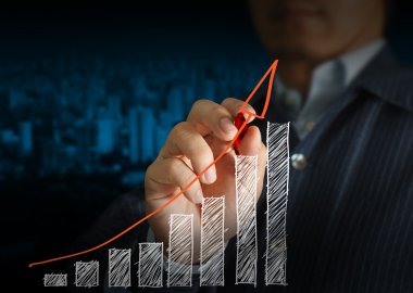 Erkek el beyaz tahta üzerinde bir grafik çizimi