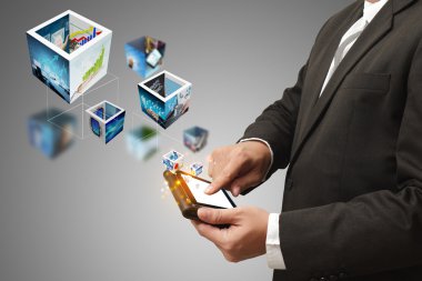 iş adamı el bir touch pad bilgisayar ve 3d akarsu holding