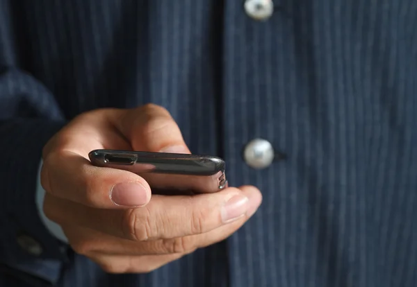 Zakelijke hand houden touchscreen mobiele telefoon — Stockfoto