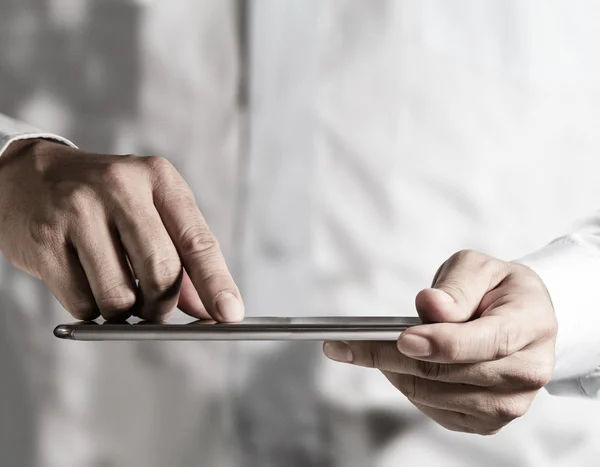 Hand arbetar på en digital tablet — Stockfoto