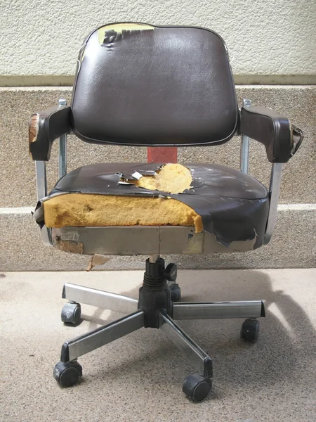 Damaged office chair — Stockfoto