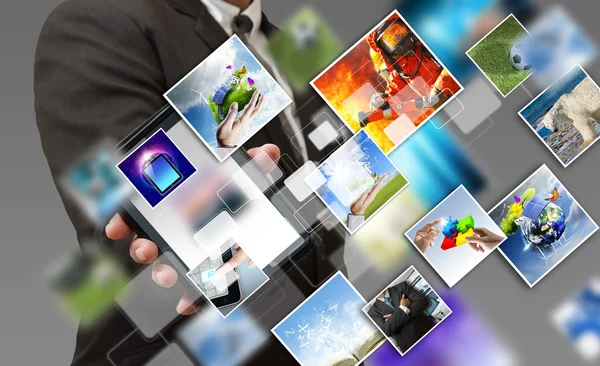 Business Hand zeigt Touchscreen-Handy mit Streaming-Funktion — Stockfoto