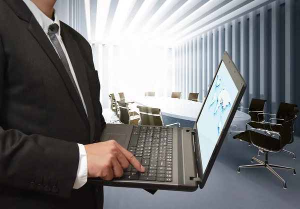 Zakenman laptopcomputer gebruikt in bestuurskamer — Stockfoto