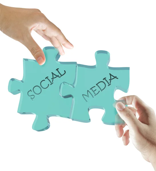 Mano y rompecabezas concepto de medios sociales — Foto de Stock