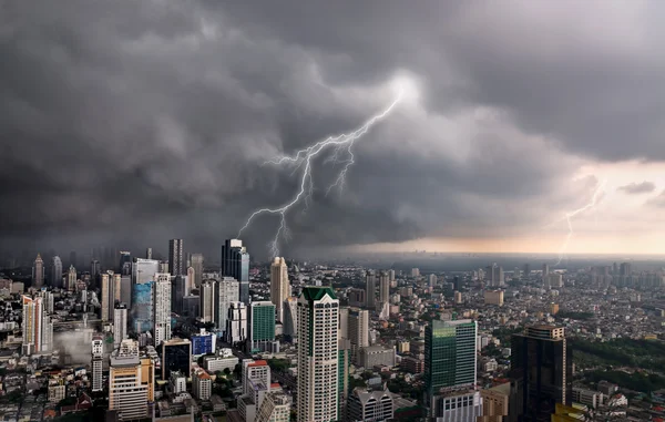 城市上空的闪电的视图 — 图库照片