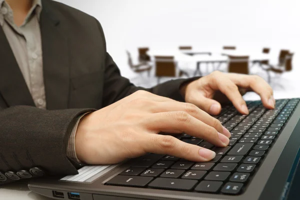 Laptop mit Konferenzraum Hintergrund — Stockfoto