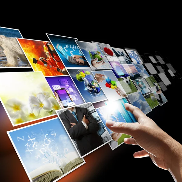 Mão chegando imagens streaming como conceito de internet — Fotografia de Stock