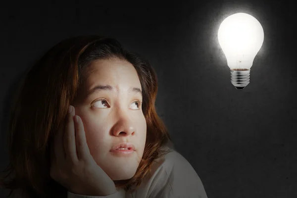 Thoughtful woman coming up with an idea — Stock Photo, Image