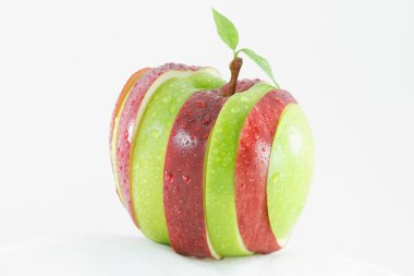 farklı renklerde dilimlenmiş elma