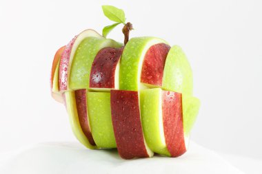 farklı renklerde dilimlenmiş elma