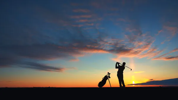 Homme joueur de golf frappé balle à l'air silhouette — Photo