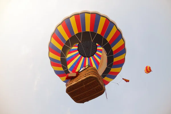 Színes hőlégballonok repülés közben — Stock Fotó