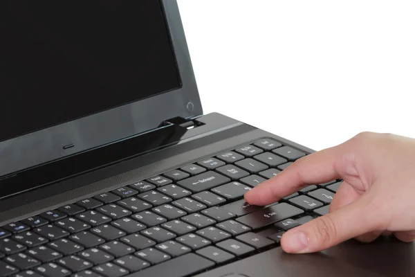 Nahaufnahme einer Geschäftsfrau, die auf der Laptop-Tastatur tippt — Stockfoto