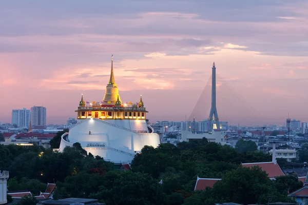 Bangkok şehir alacakaranlıkta — Stok fotoğraf