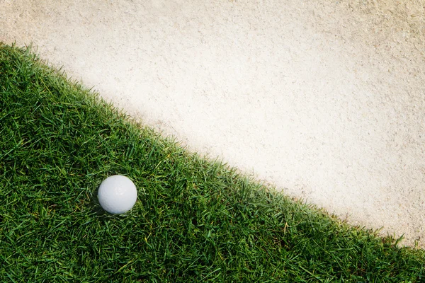 Golfball auf Grün — Stockfoto