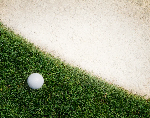 高尔夫球手把球放在草地上 — 图库照片