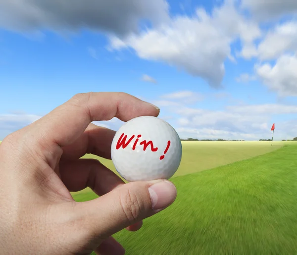 Golfista poniendo una pelota en el green —  Fotos de Stock