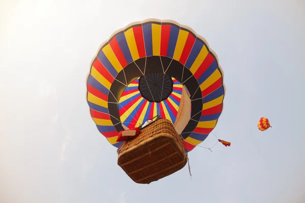 Színes hőlégballonok repülés közben Stock Fotó