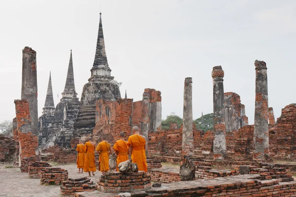 Unga buddhistiska munkar — Stockfoto