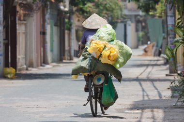 kadın bir bisiklet Vietnam