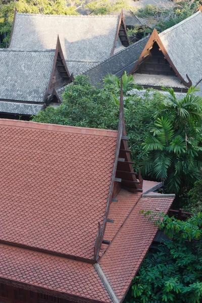 Thailändische Tempeldachdekoration lizenzfreie Stockfotos