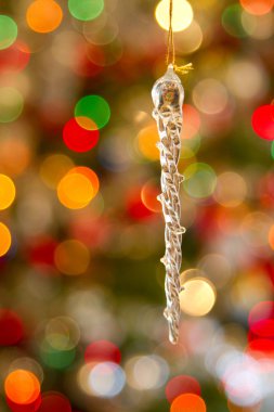 buzlu dekorasyon Noel ağacı üzerinde