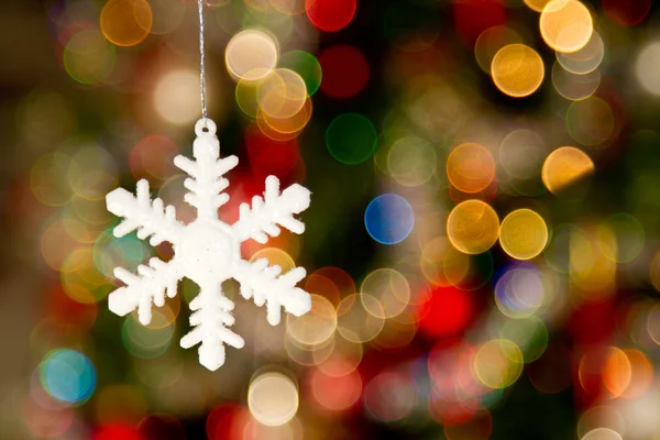 Estrella blanca en árbol bokeh —  Fotos de Stock