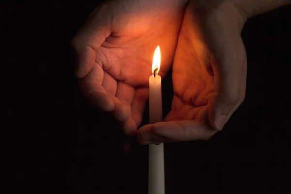 Hand nahe der Kerze — Stockfoto