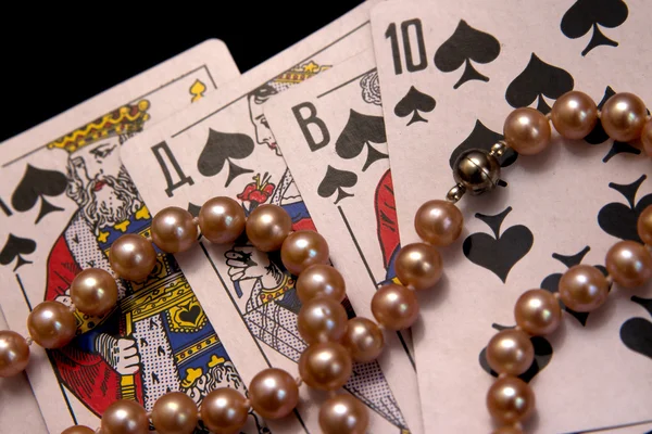 Perlen auf Spielkarten — Stockfoto