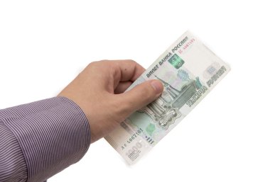 1000 ruble bir banknot elini tutar