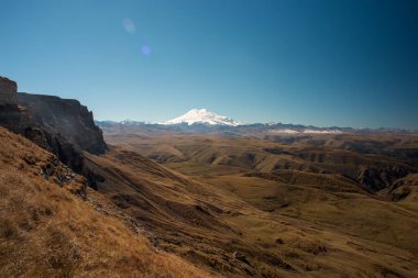 Elbrus ve filds, Avrupa 'nın en yüksek dağı.