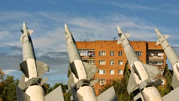 Wolken über s-125 Boden-Luft-Rakete, Zeitraffer — Stockvideo