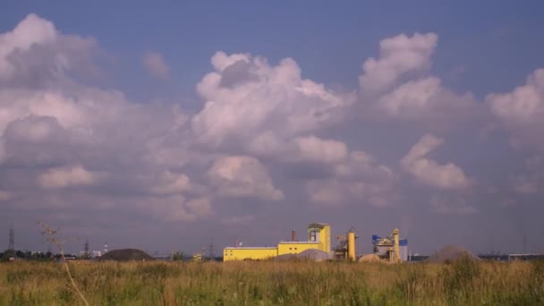 Nubes sobre pequeña fábrica, timelapse — Vídeo de stock