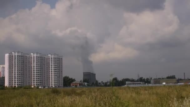 Wolken en stoom uit elektriciteitscentrale toren, timelapse — Stockvideo