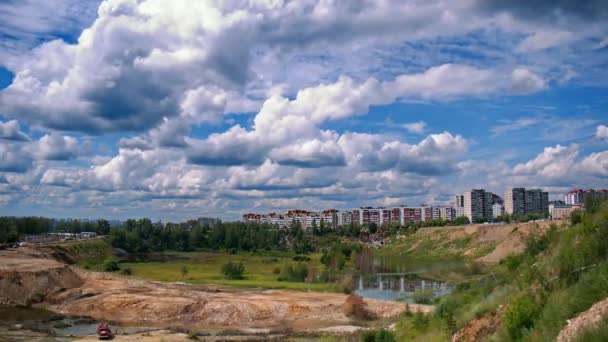 Nubes y casas en el precipicio, timelapse — Vídeo de stock