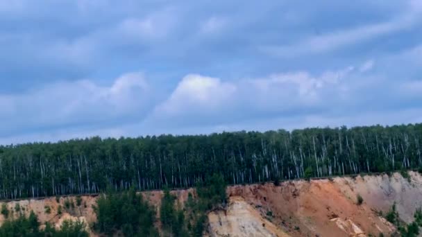 云层和森林边缘的悬崖边缘，尕 — 图库视频影像