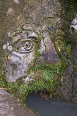 tivoli çeşme, adam baş unsuru