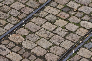 parke taşı üzerinde eski tramvay rayları