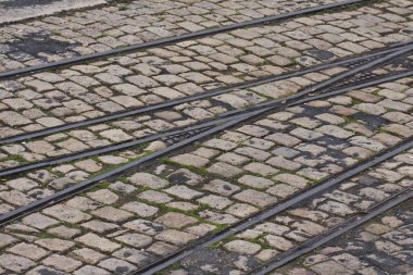 parke taşı üzerinde eski tramvay rayları