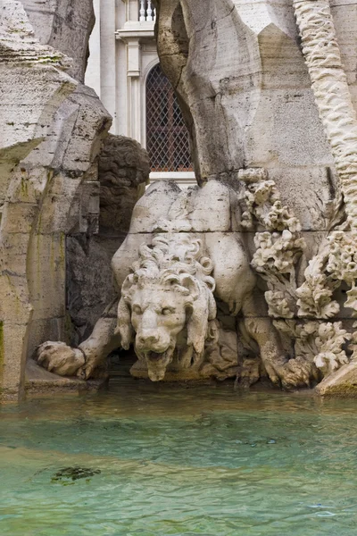 Roma Çeşmesi, aslan unsuru — Stok fotoğraf