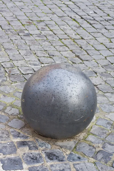 Piłką żelaza na brukowiec — Zdjęcie stockowe